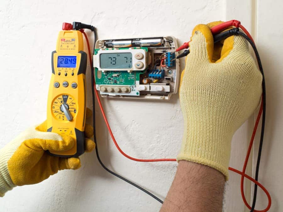 DIY-man-repair-thermostat