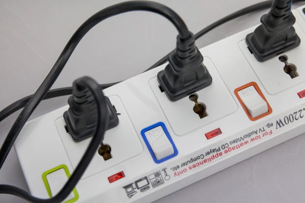 DIY-three-plugs-plugged-into-powerbar