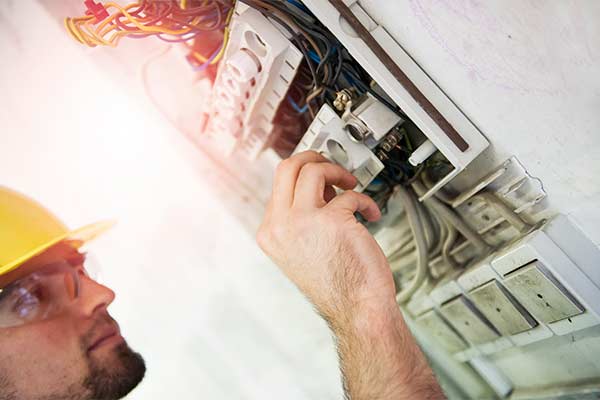 Electrician-Changing-Old-Fise